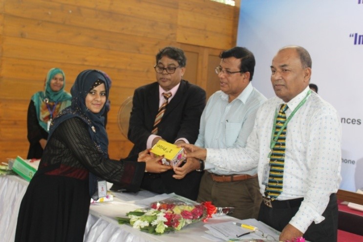 Chief Guest handed over the Prize among the winner