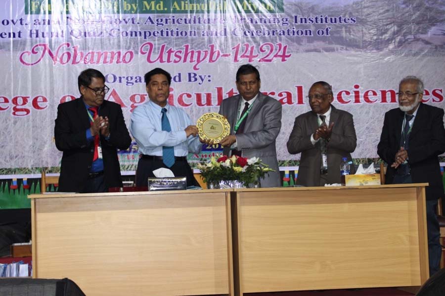 Chief Guest handover the crest to the Vice-Chancellor of IUBAT